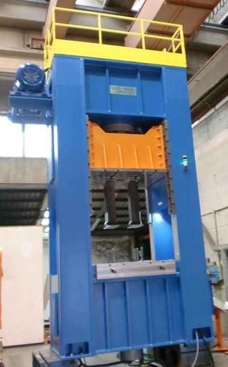 Deep-drawing hydraulic presses